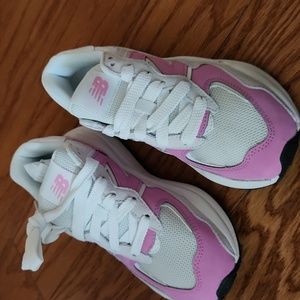 New balance 5470 Raspberry & White Sneakers